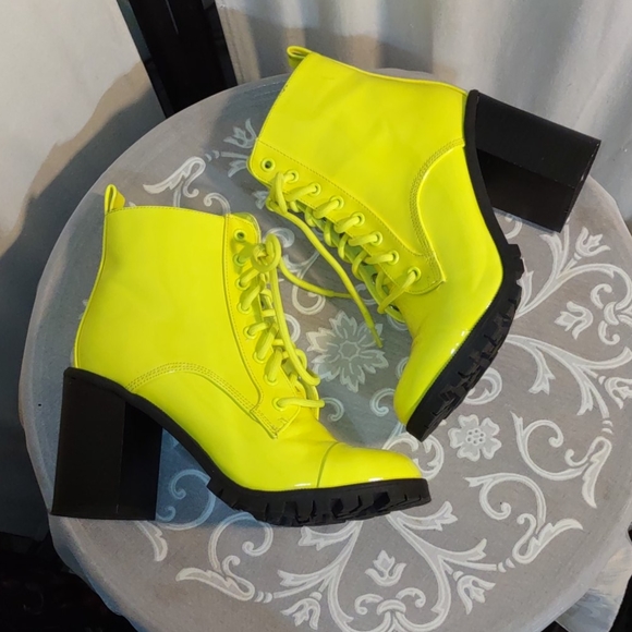 Qupid yellow patent leather lace up boot - Picture 5 of 8